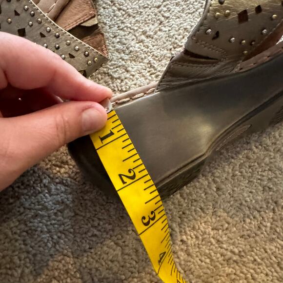 Clarks Artisan Gold Embellished Thong Sandals w/ Short Heel Size 7 Leather - Picture 12 of 12